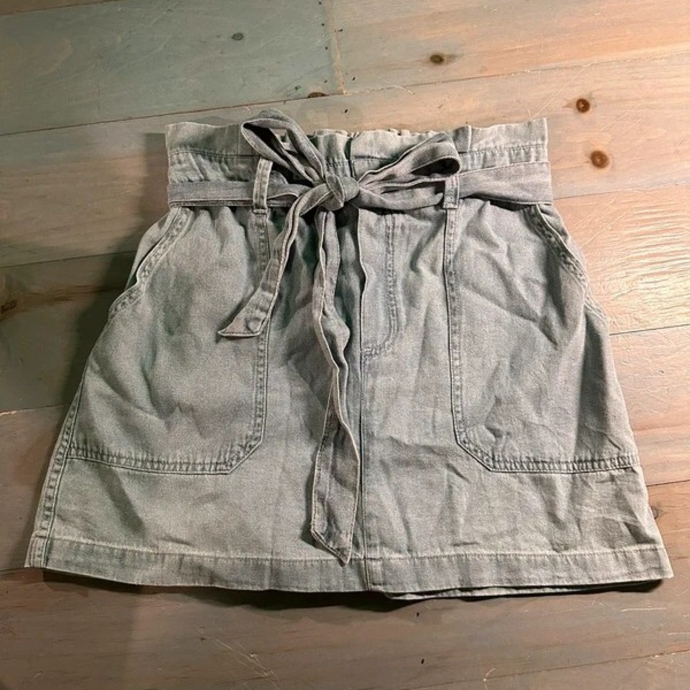 Chic Light Gray Mini Skirt with Belt